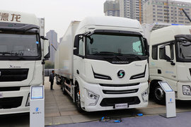 陕汽德龙X6000中置轴列车