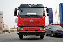 中集一汽解放底盘中置轴车辆运输车
